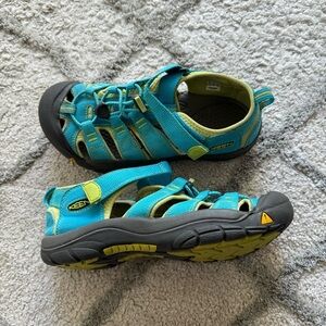 KEEN Newport H2 Blue Turquoise closed toe sandals water shoes Youth 4